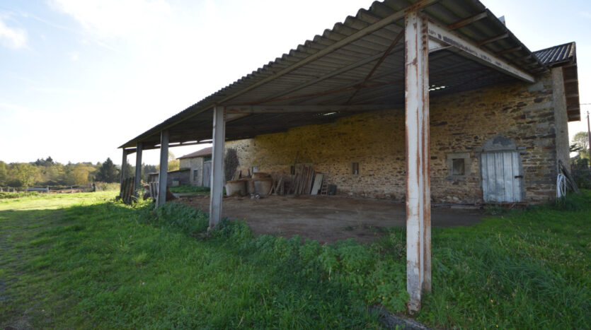 Corps de ferme avec 22 ha de terrain sur la commune de Cussac (87) et une maison d'habitation de 60 m2 - 87150 Cussac