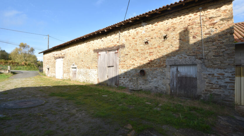 Corps de ferme avec 22 ha de terrain sur la commune de Cussac (87) et une maison d'habitation de 60 m2 - 87150 Cussac