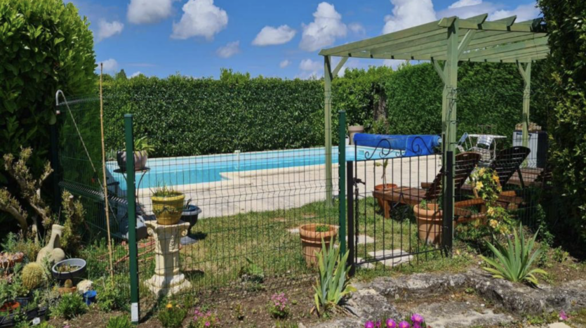 Maison charentaise avec gîte et piscine - 17120 Epargnes
