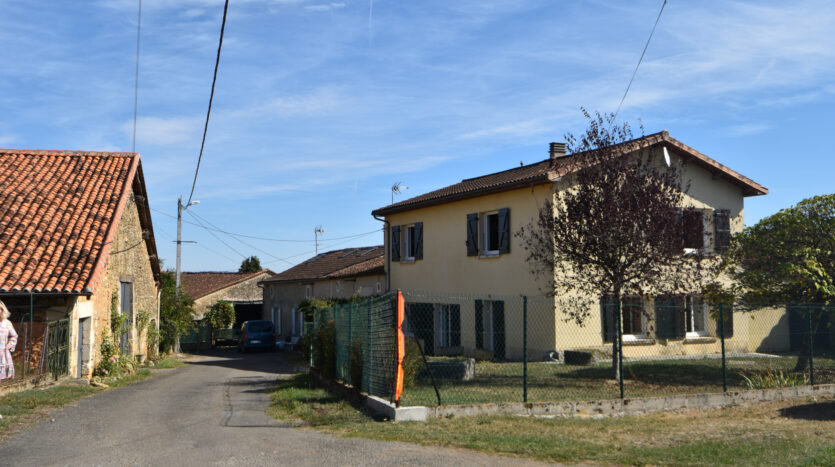 Maison de hameau avec sa grange - 16220 Montbron