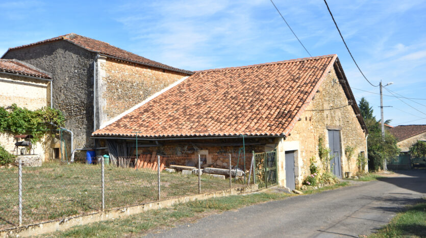 Maison de hameau avec sa grange - 16220 Montbron